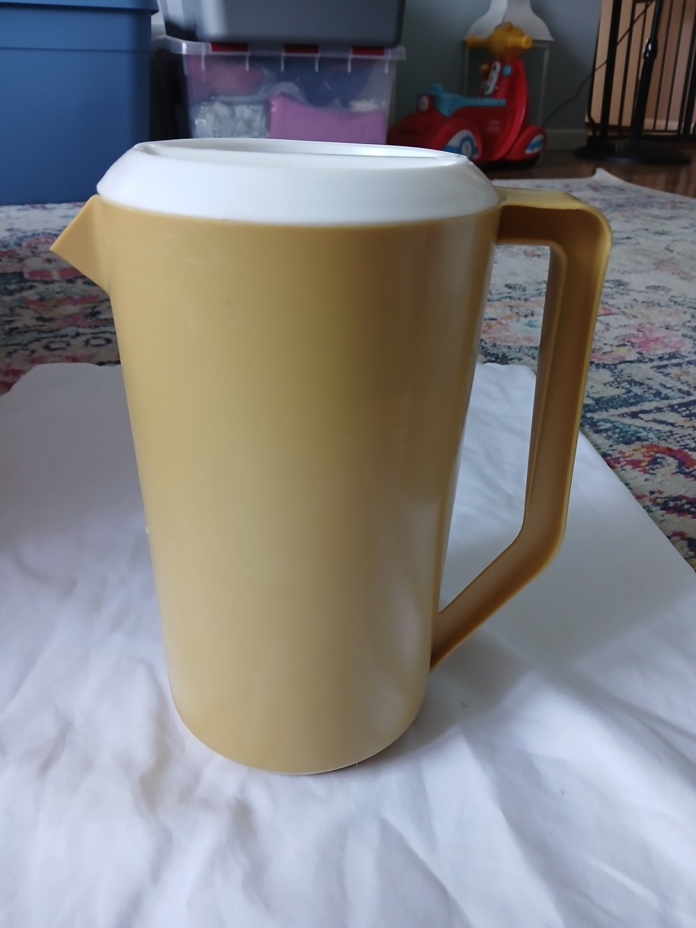 Vintage Rubbermaid Pitcher 2.25 qt Almond Beige with White Lid